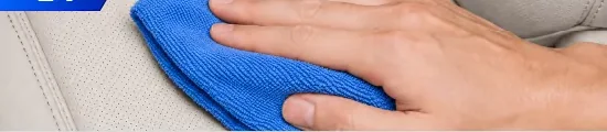 Bước 1: lau bụi trên mặt ghế da bằng khăn