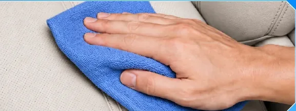 Bước 3: lau khô lại mặt ghế da bằng khăn mềm